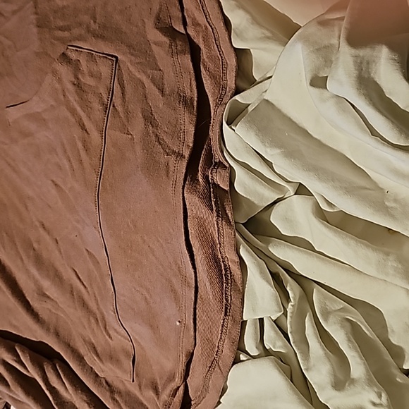 Hoodie.. two front pockets..rounded bottom.. peek a boo back - Picture 4 of 7